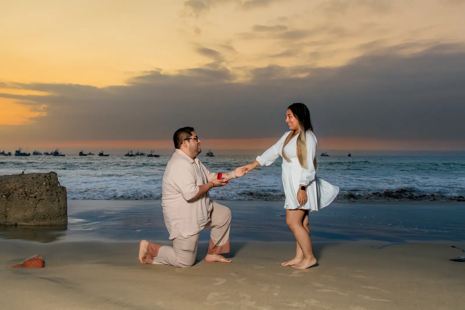 Propuesta de matrimonio en la orilla al atardecer