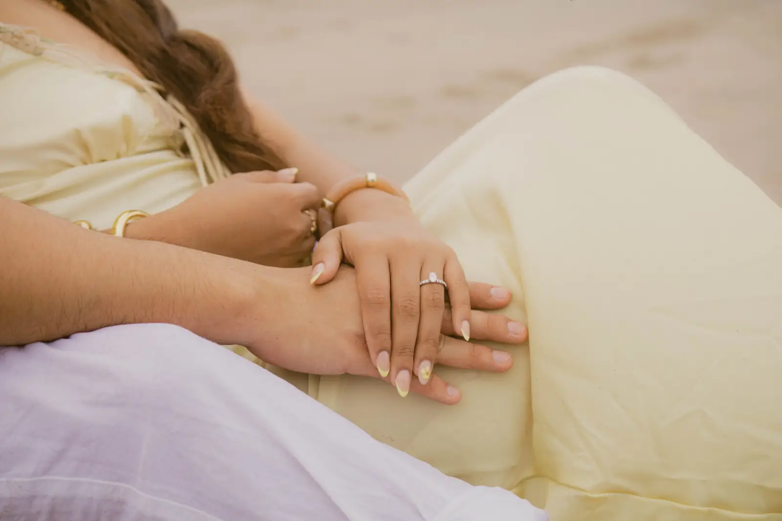Anillo de compromiso en las manos de la pareja