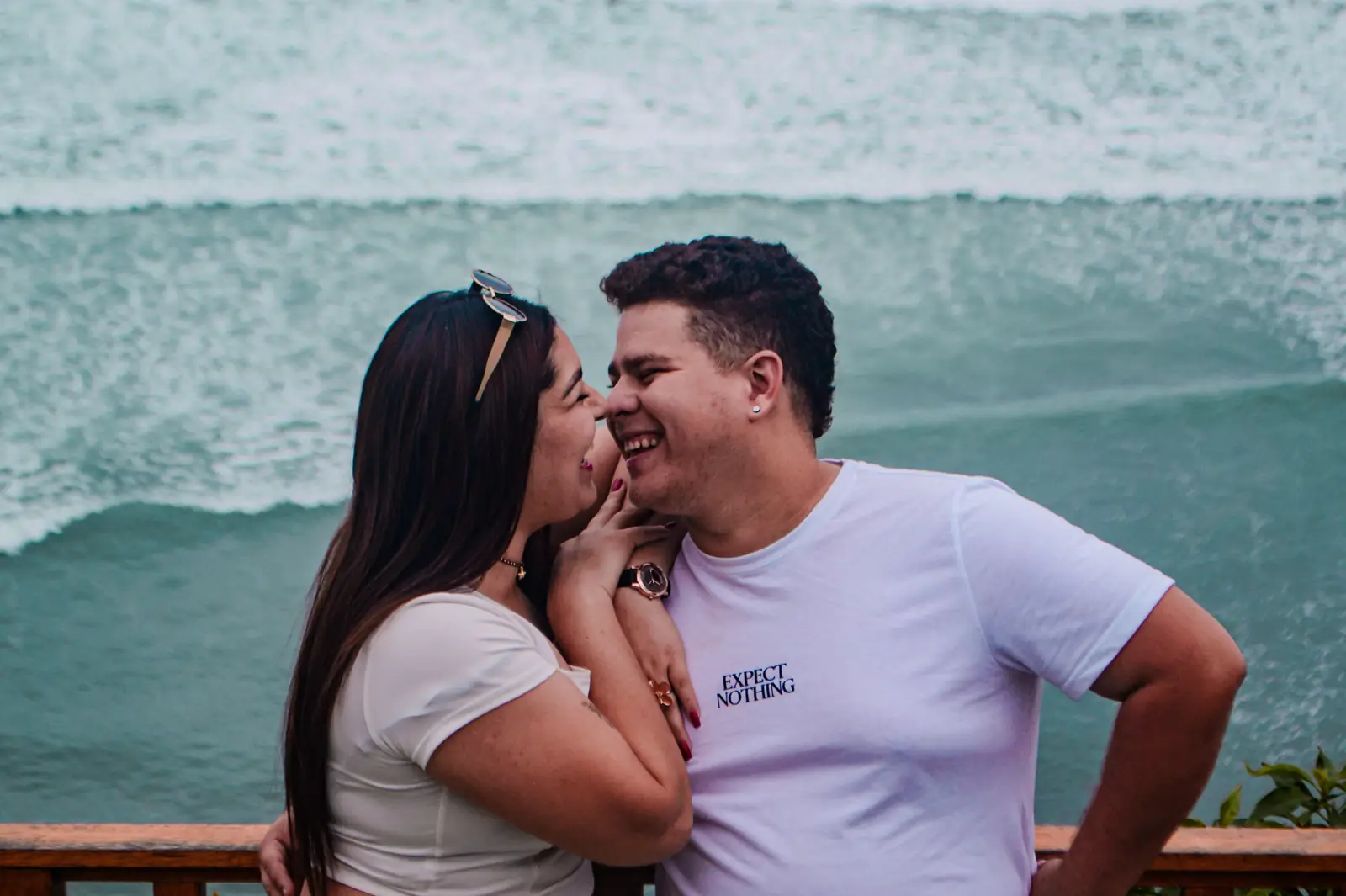 Pareja riendo frente al mar